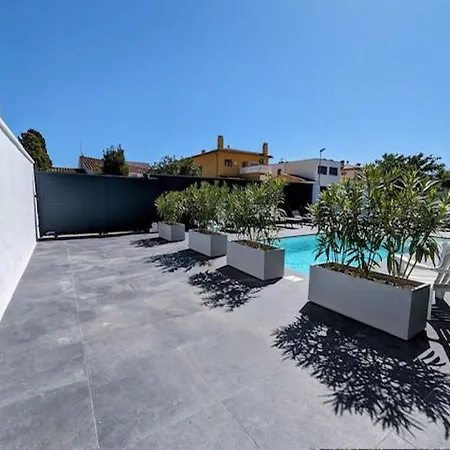 Superbe Empuriabrava Отель *
